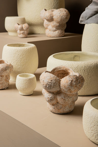 PTMD Evelynn White round cement pot on base L