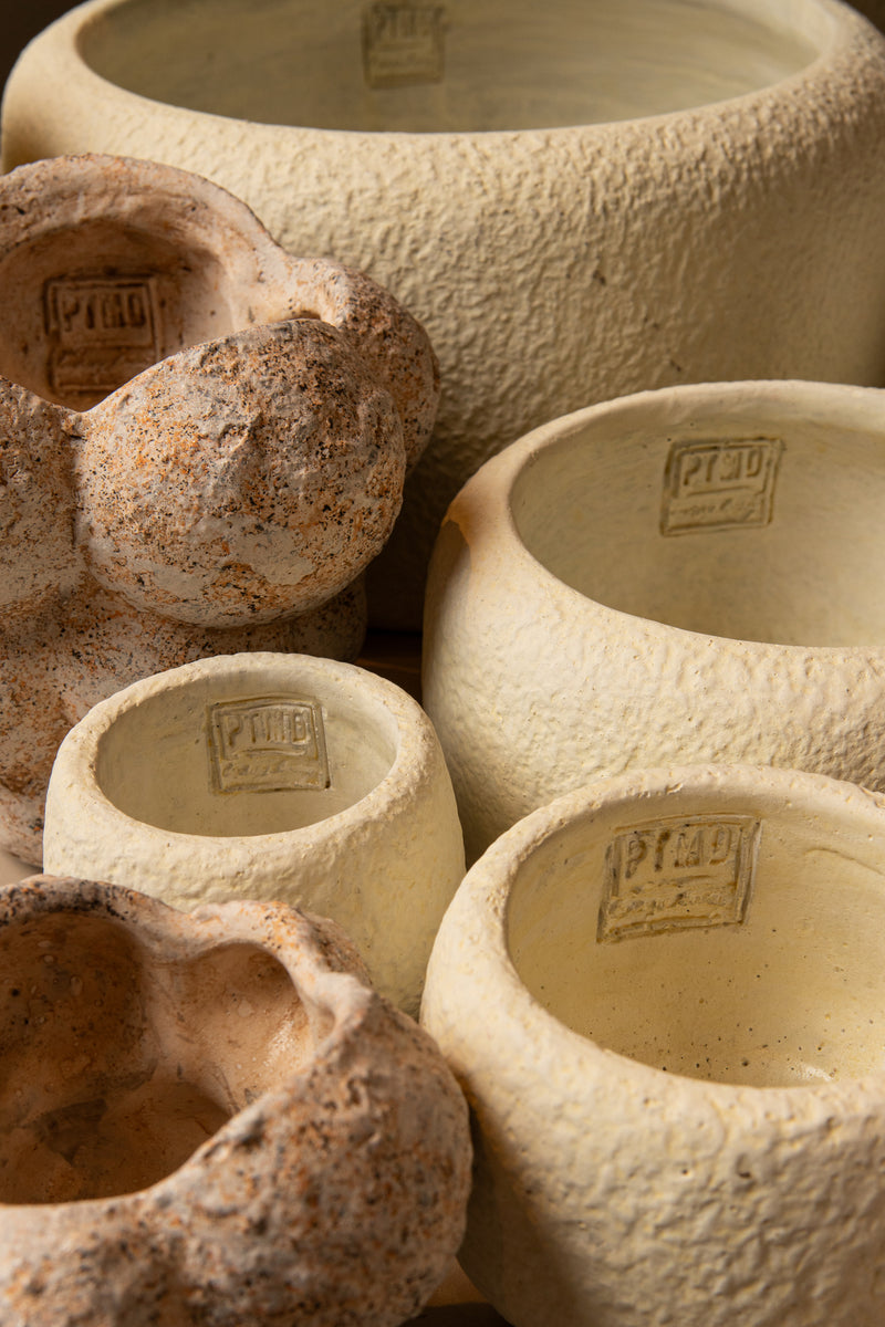 PTMD Evelynn White round cement pot on base L