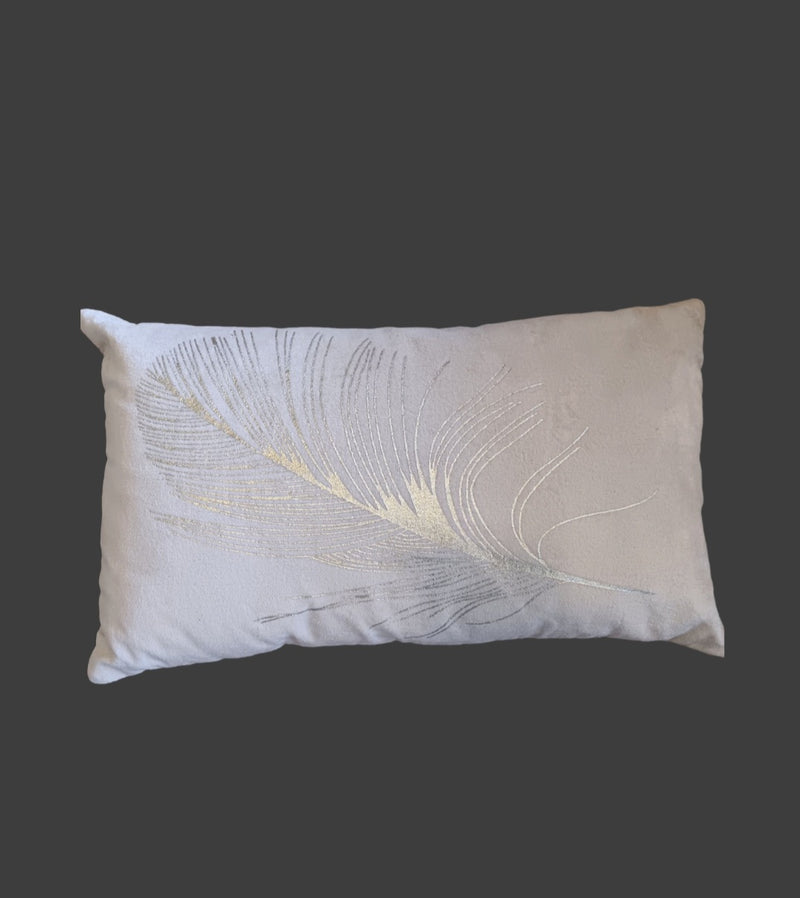 Blütenecht Kissen in Creme mit einer Goldener Feder